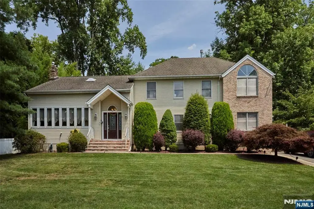 2 Cayuga Trail, Wayne