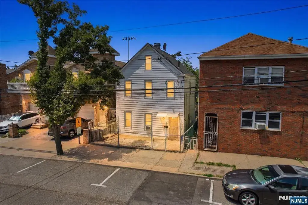 6605 Durham 2, North Bergen