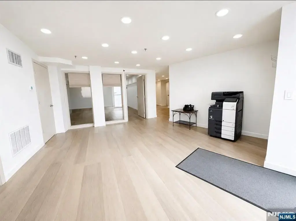 23 N Farview Avenue 6, Paramus