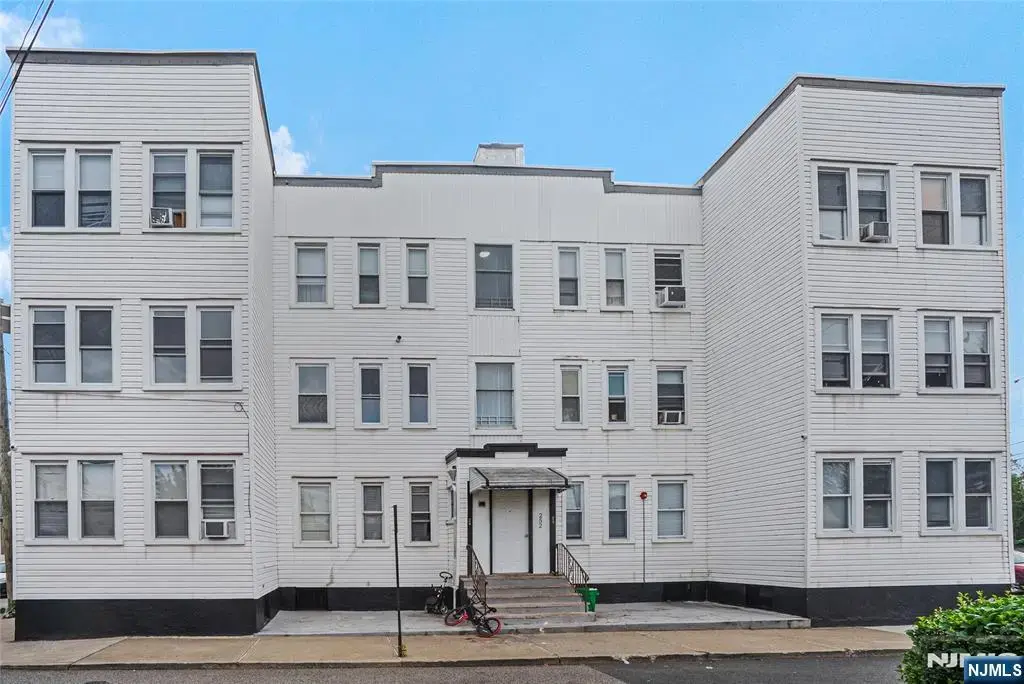 252 River 3, Garfield