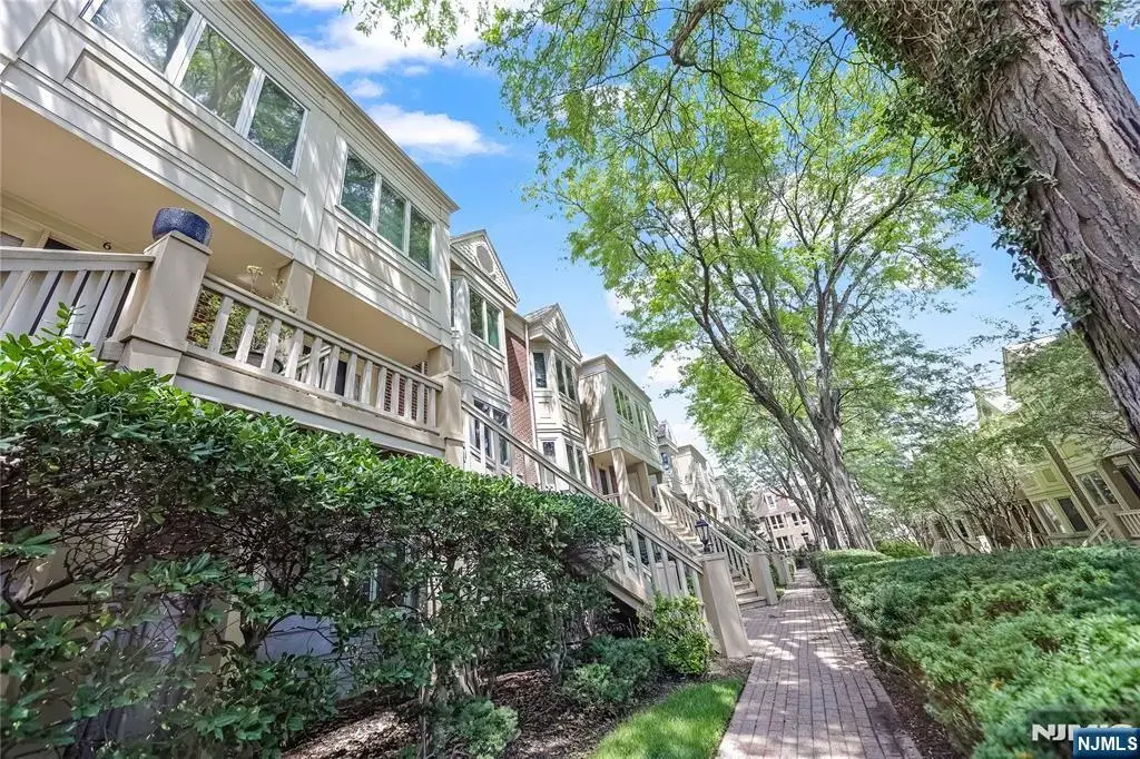 10 Lenox Court, Fort Lee