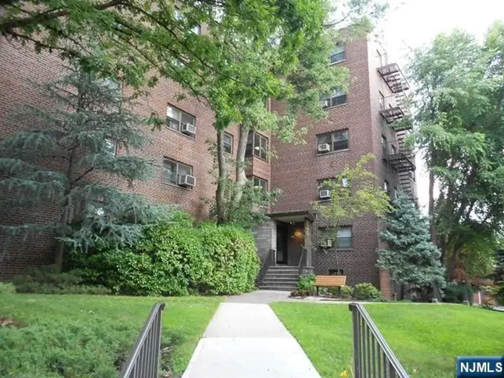 3040 Edwin 5j, Fort Lee