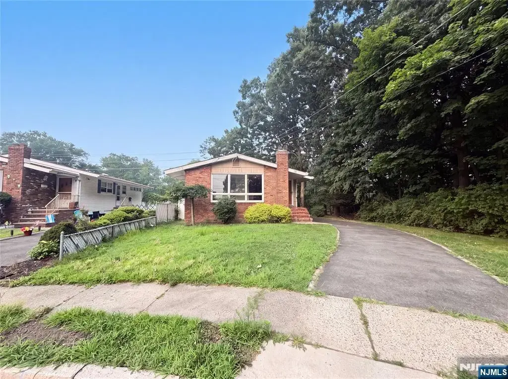 35 Dapp Court, Elmwood Park