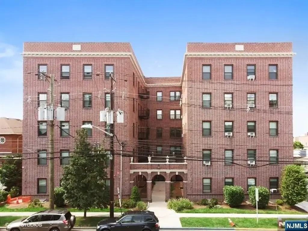 855 Broad B2, Ridgefield