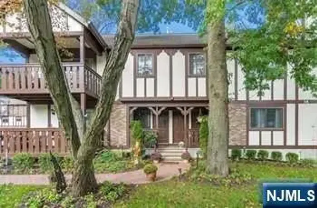 909 Thoreau 909, Mahwah