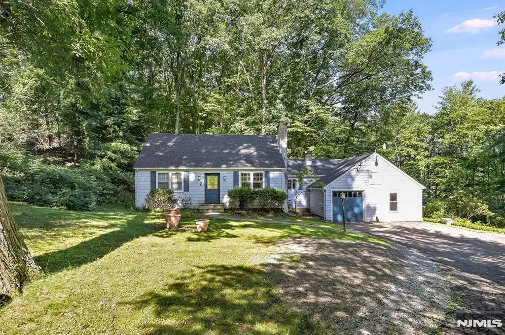 2 Nydam Lane, Franklin Lakes