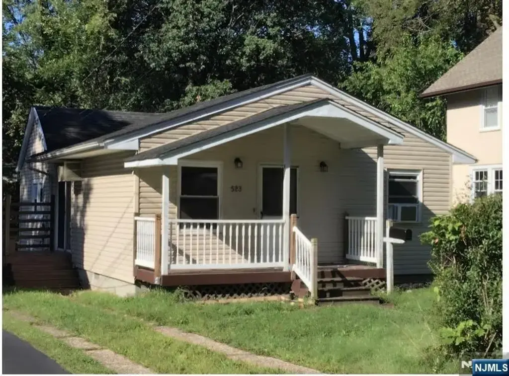 523 W Lookout, Hackensack