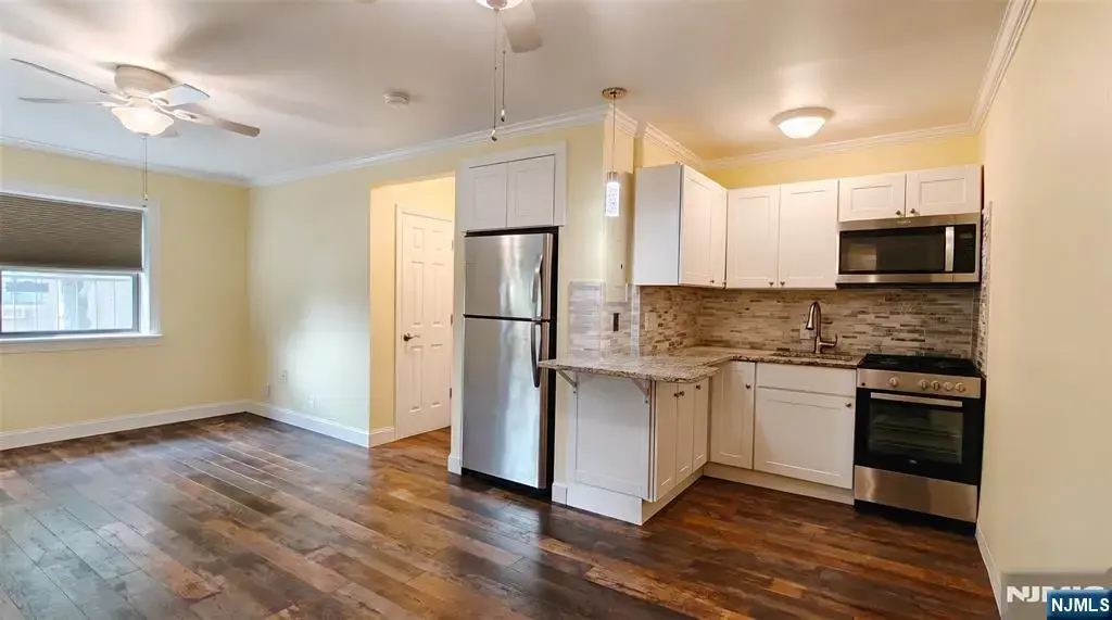 3021 Edwin 2j, Fort Lee