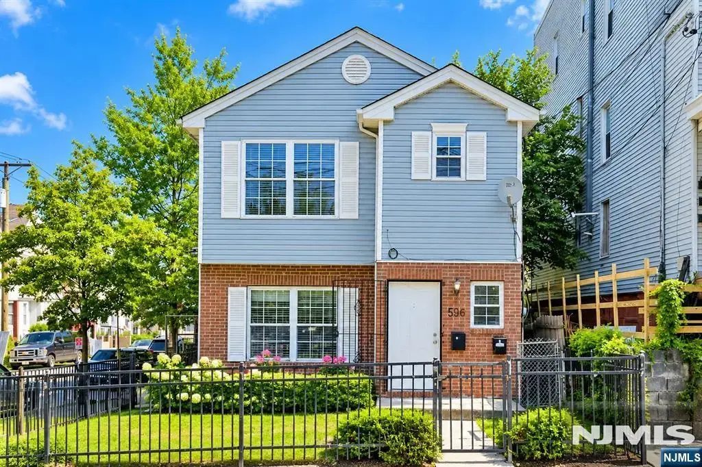586 15th Avenue, Newark