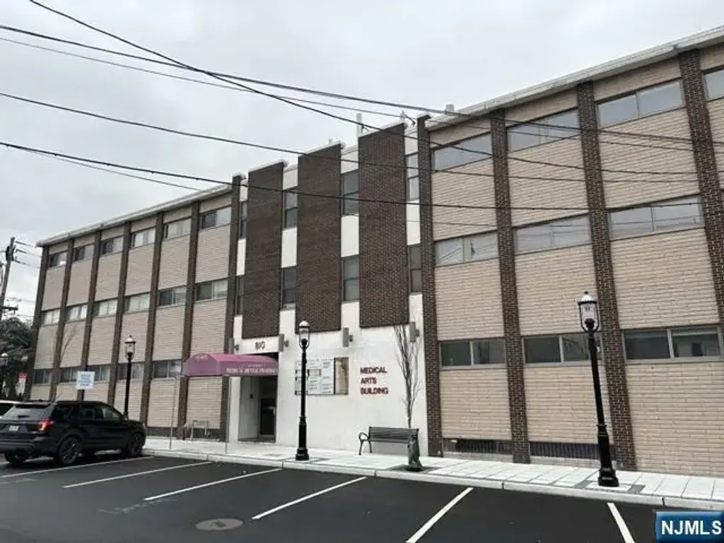 810 Abbott G2, Fort Lee