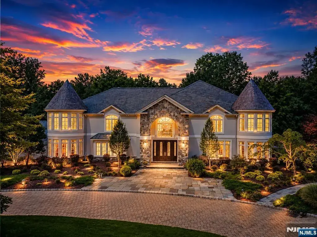 38 Bridle Way, Saddle River