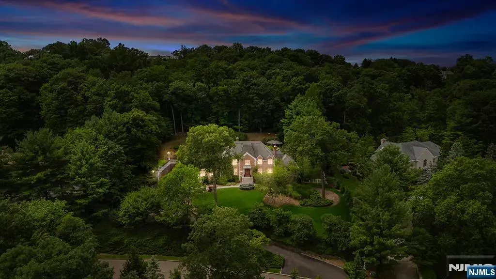 27 Shinnecock Trail, Franklin Lakes