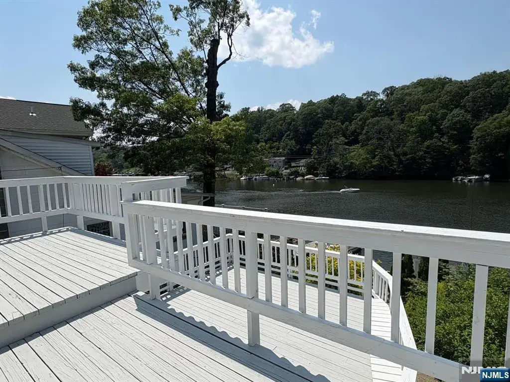 38 River Styx, Hopatcong