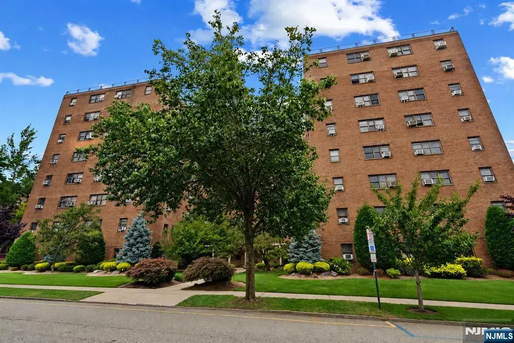 208 Anderson Nf3, Hackensack