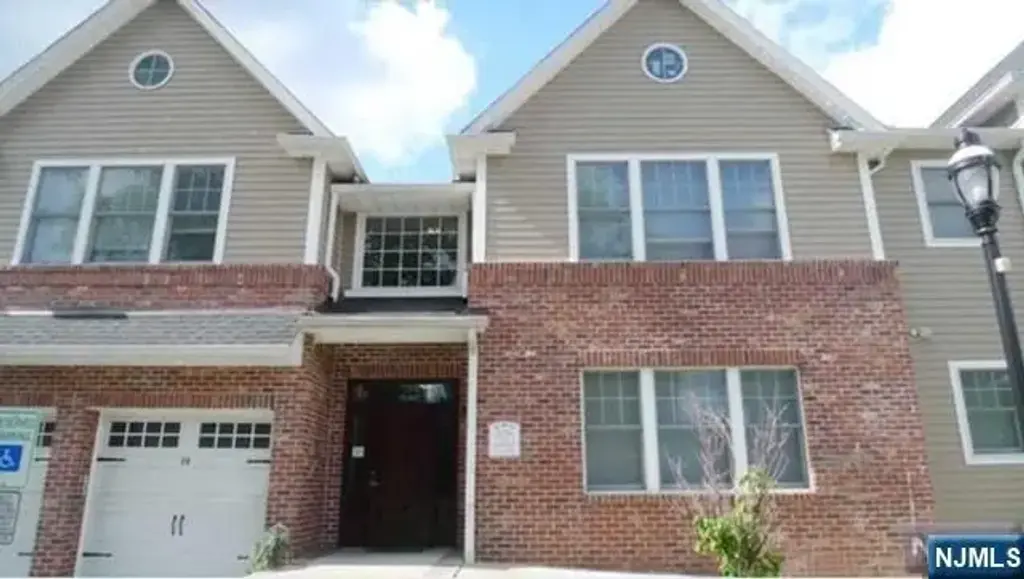 22 Hemlock 22, Tenafly