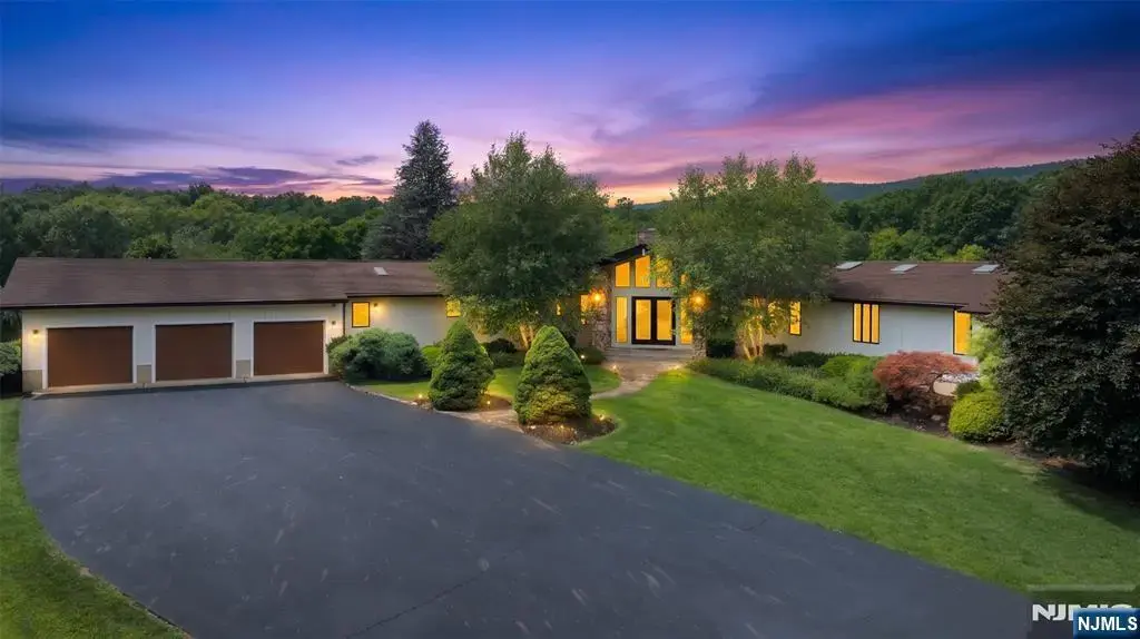 90 Phillips Road, Branchville