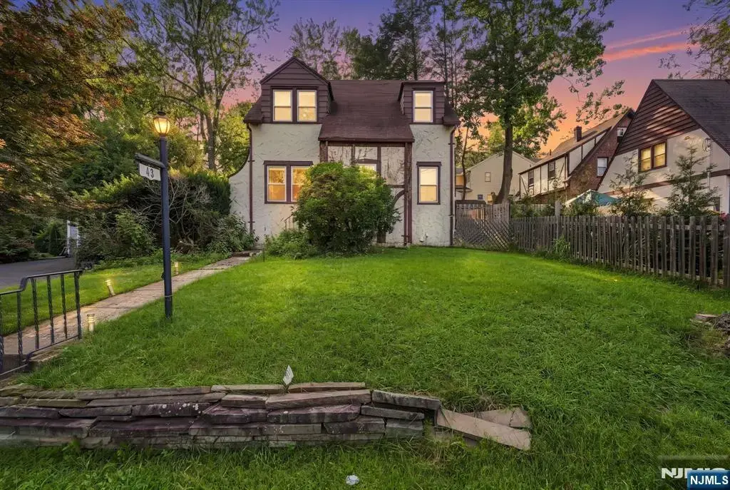 43 Esmond Place, Tenafly
