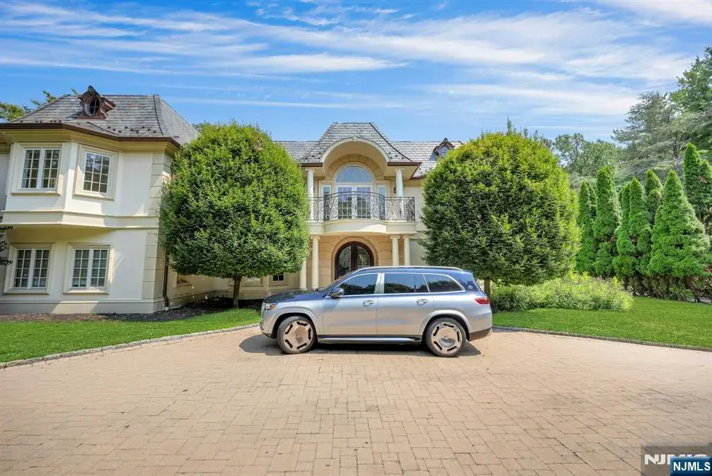 186 Hoover Drive, Cresskill
