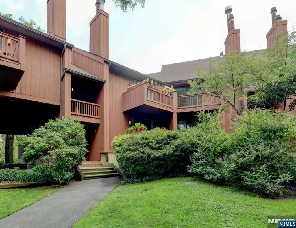 590 Sanderling Court 590, Secaucus