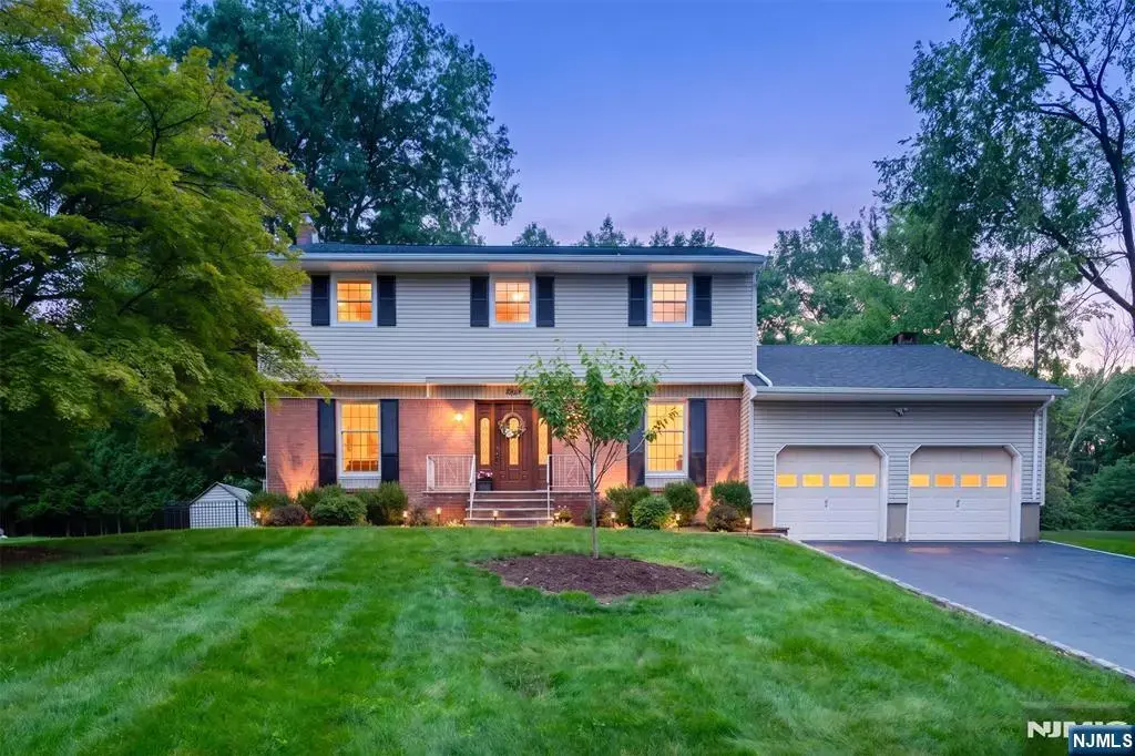8 Cedar Lane, Roseland