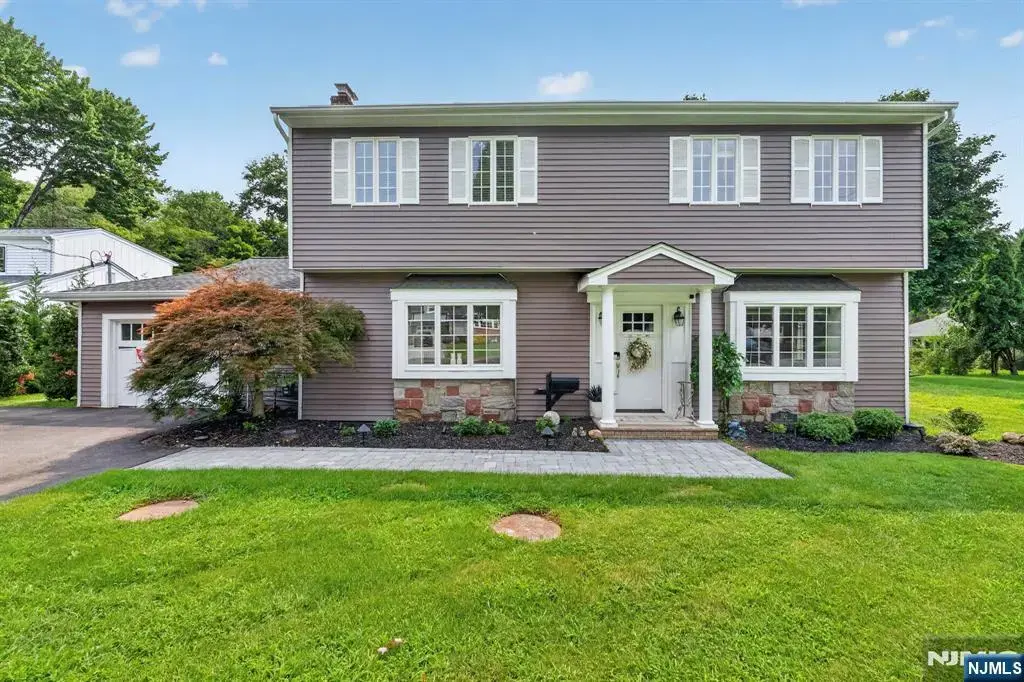 392 Monroe Avenue, Wyckoff