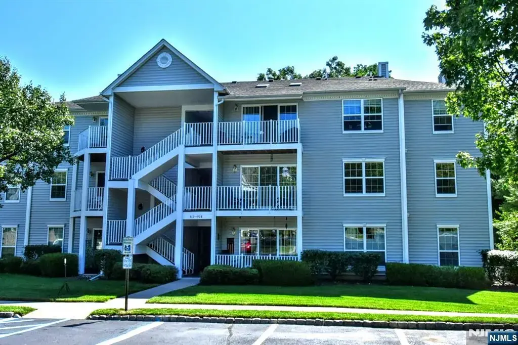 928 Juniper Way, Mahwah