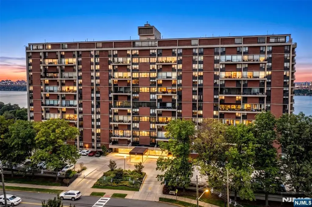 3 Horizon 1002, Fort Lee