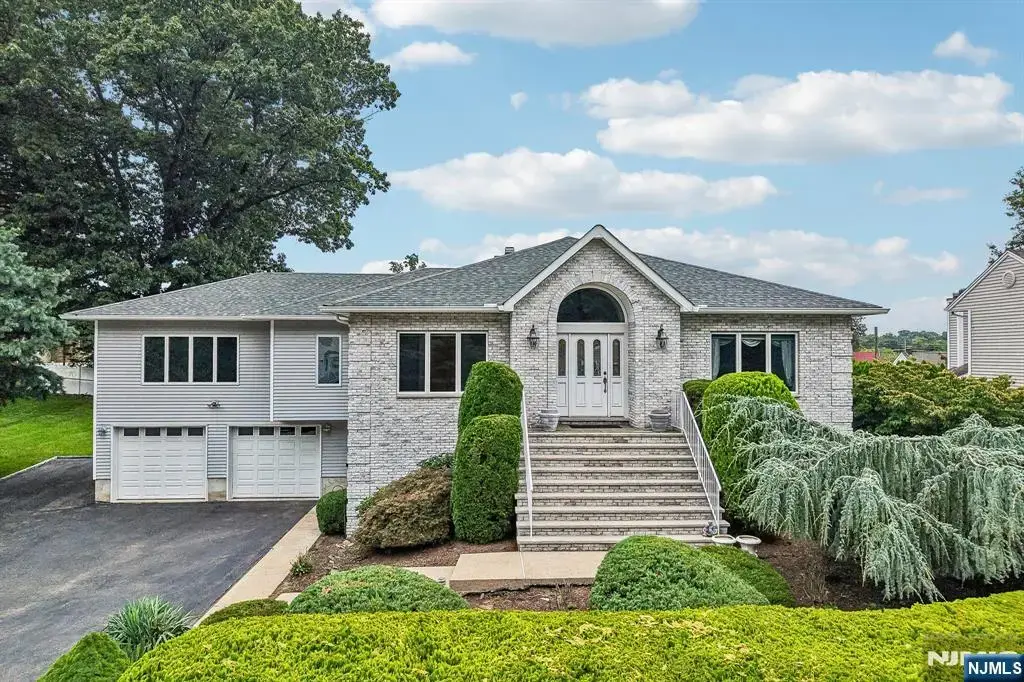19 Brook Hollow Court, Hawthorne