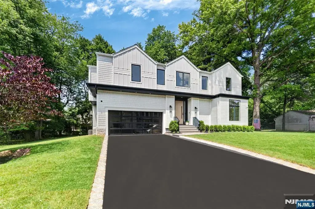 26 Collins Avenue, Closter