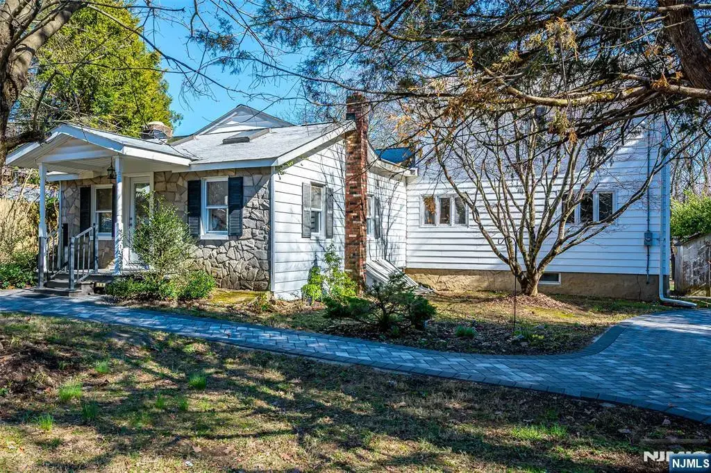 16 Sky Top Road, Lebanon Twp