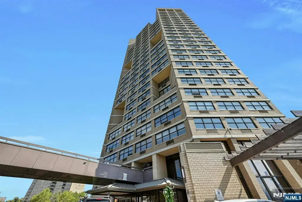 7004 Boulevard East 28c, Guttenberg