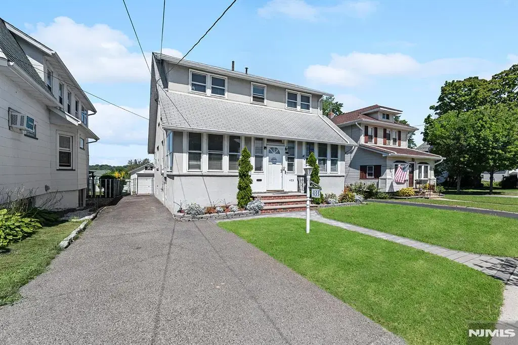 433 Stuyvesant Avenue, Lyndhurst