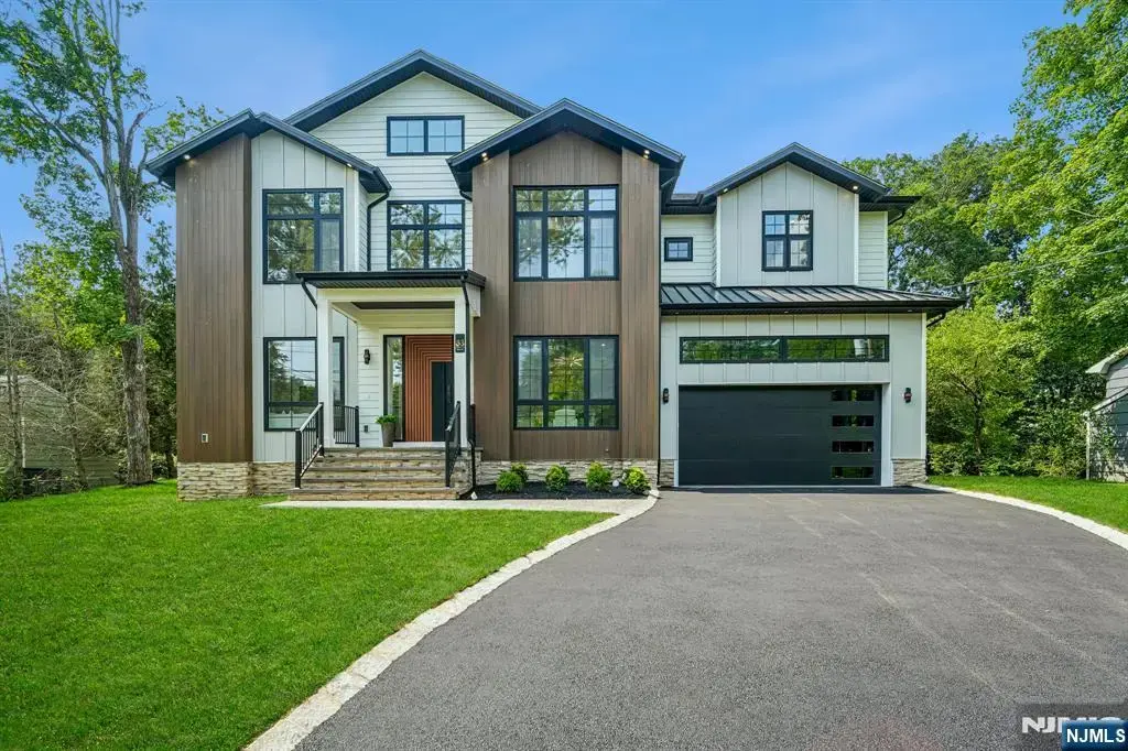 83 Falcon Road, Livingston