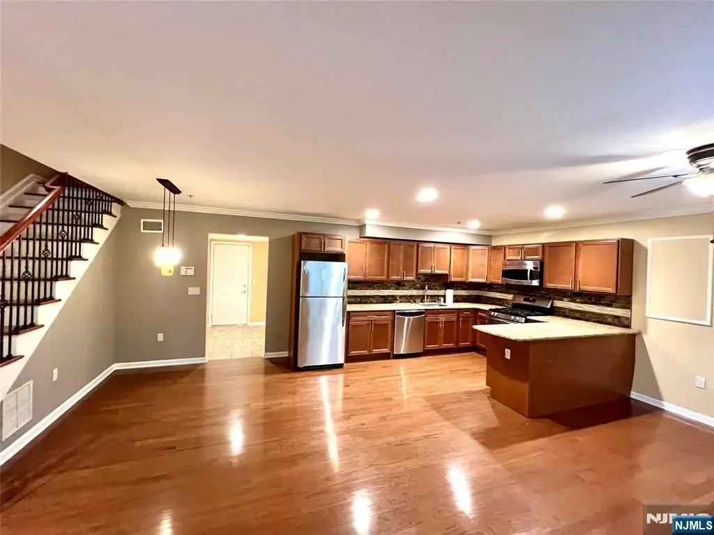 10 Terrace 9, Hasbrouck Heights