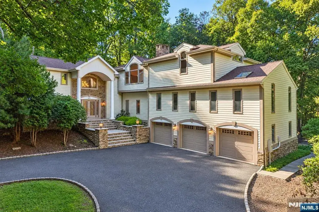 628 Omaha Way, Franklin Lakes
