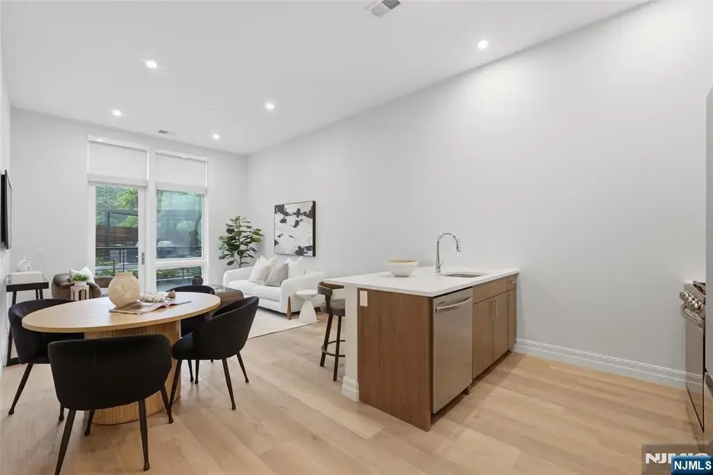 263 Hackensack 203t, East Rutherford
