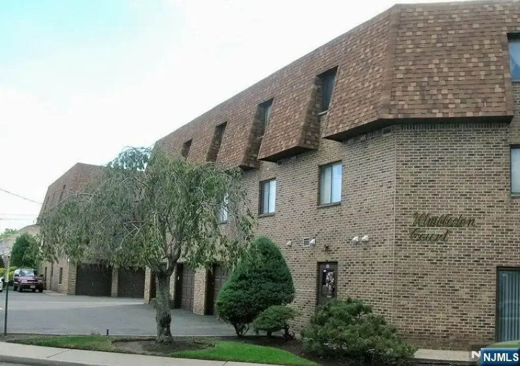 825 Riverside Avenue 16, Lyndhurst