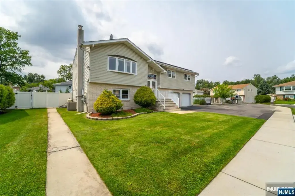 5 La Rosa Drive, Little Ferry