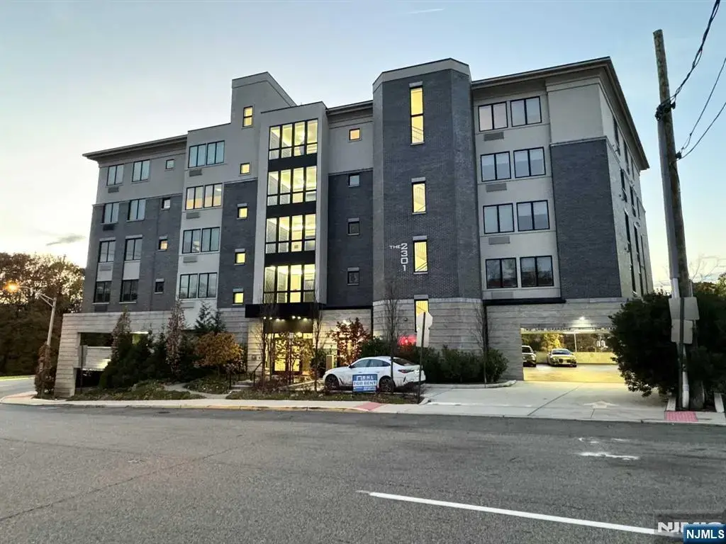 2301 Lemoine 504, Fort Lee