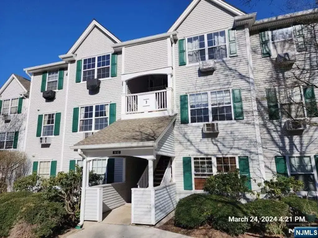 107 Chatfield Drive, Pequannock Township