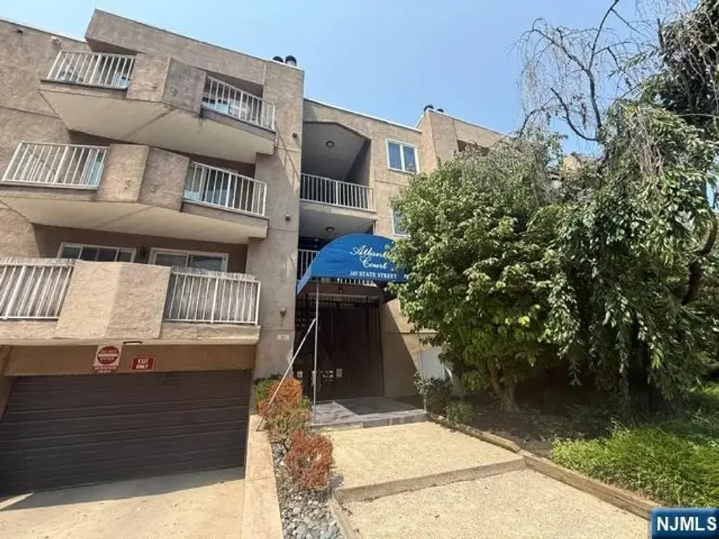 105 State 3e, Hackensack