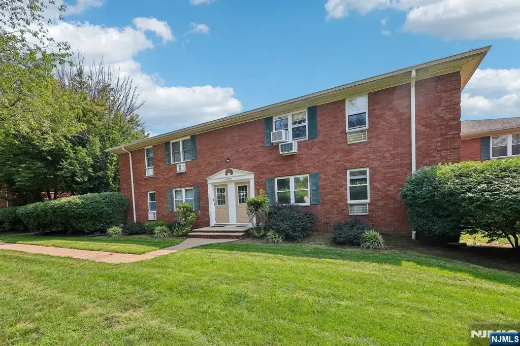 1130 Valley Road 1b, Wayne