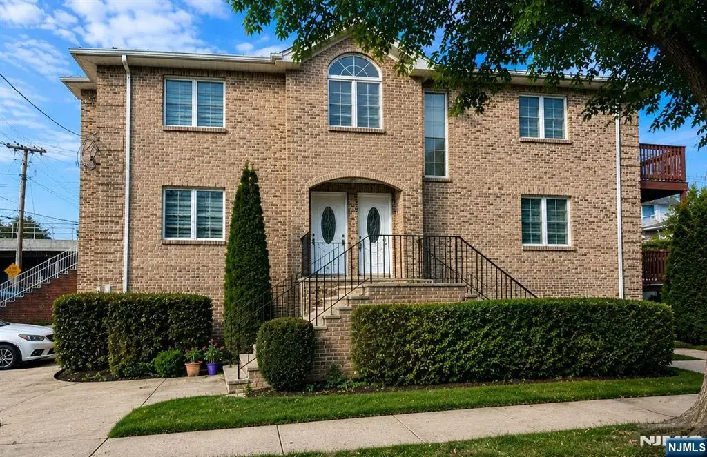 44 Delia B, Palisades Park