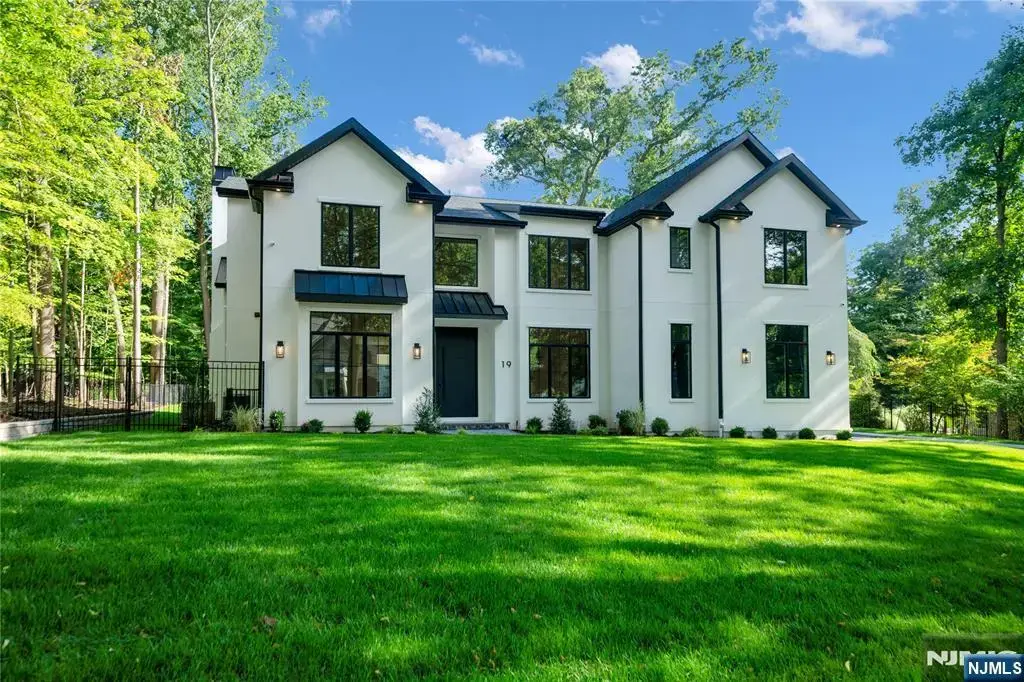 19 Dearborn Drive, Old Tappan