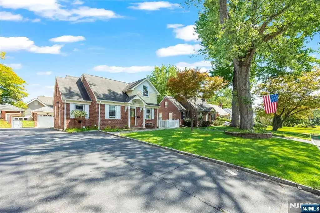 59 Colonial, Dumont
