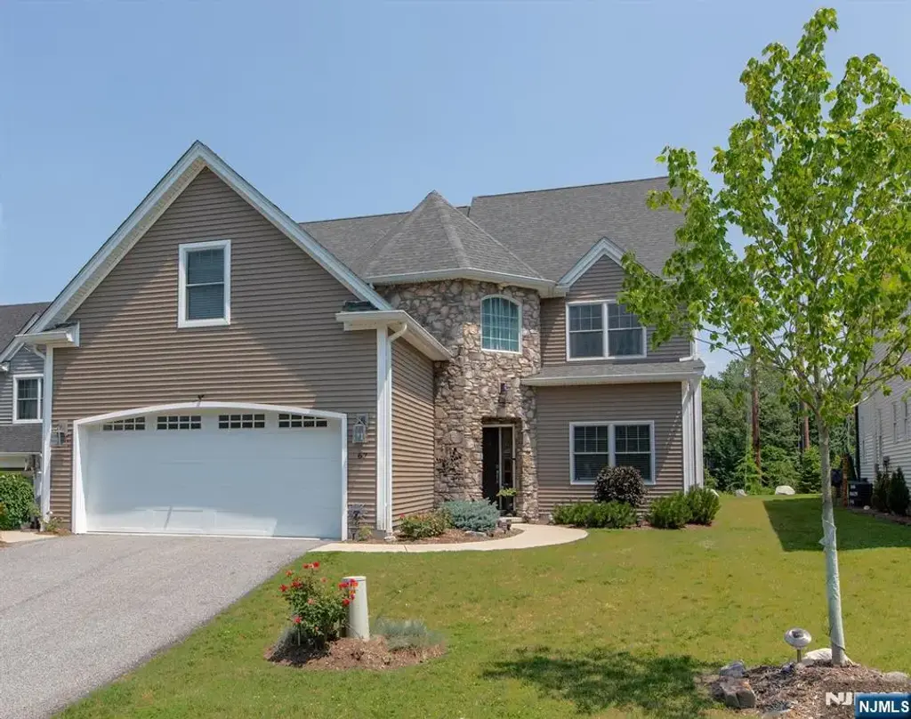 67 Bluffs Court, Hamburg
