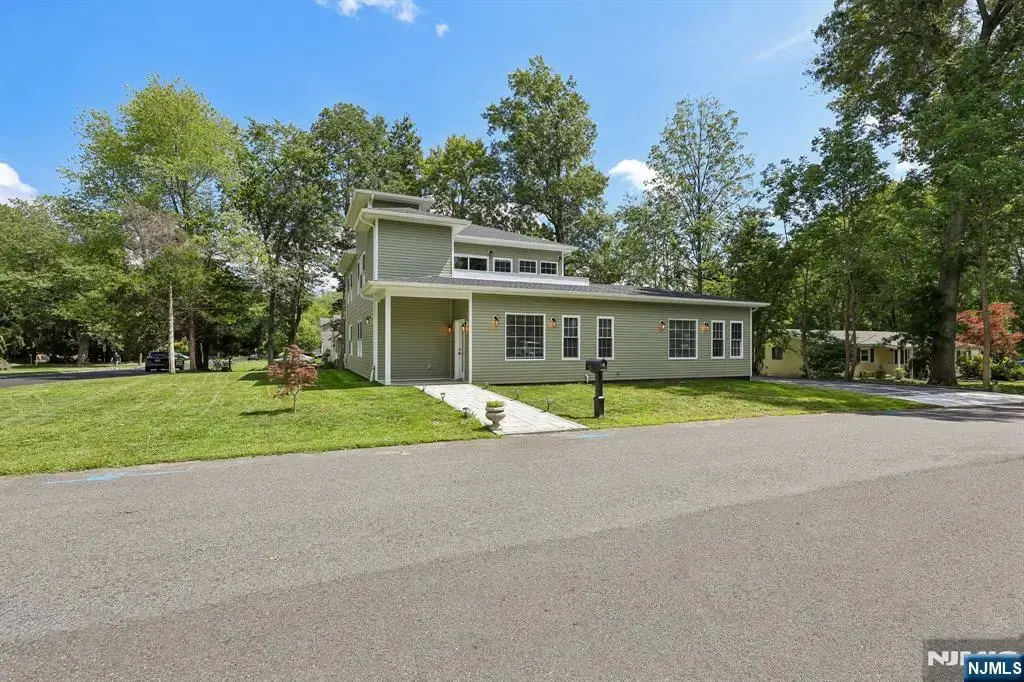 34 Gates Avenue, Warren