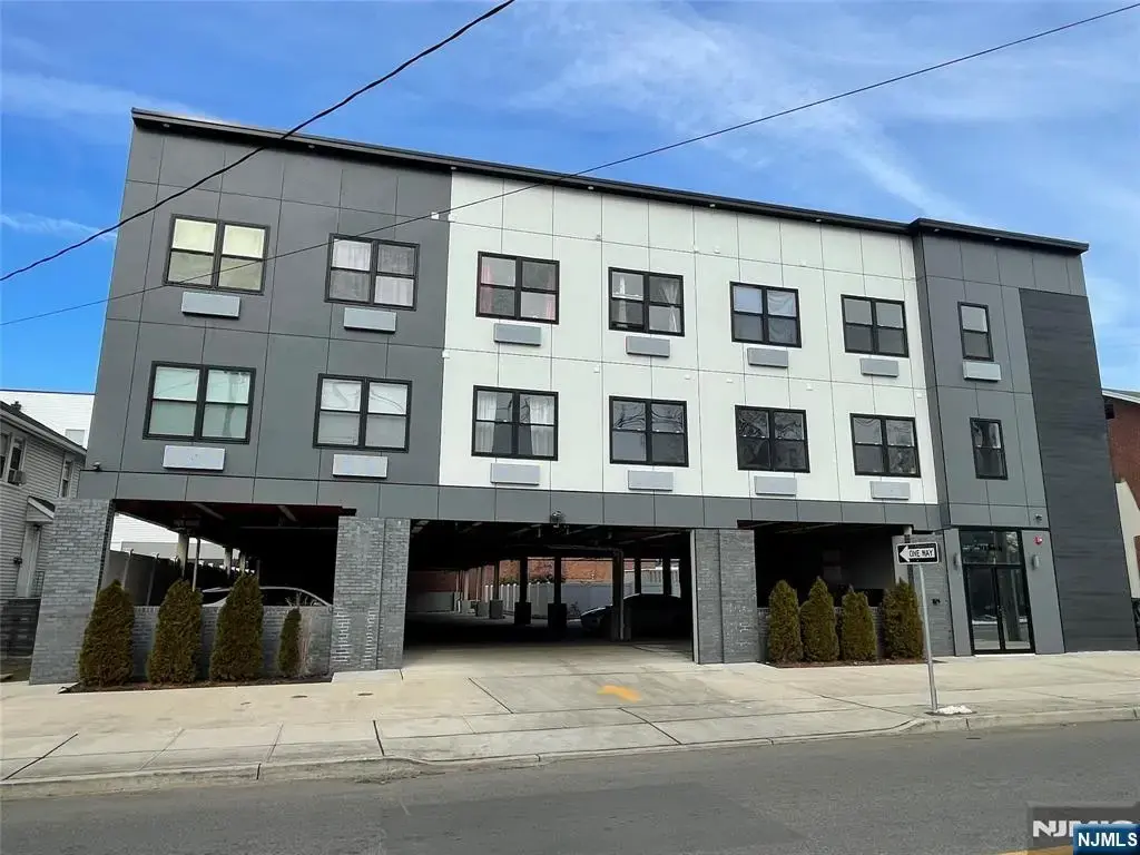 51 Main 201, Bergenfield