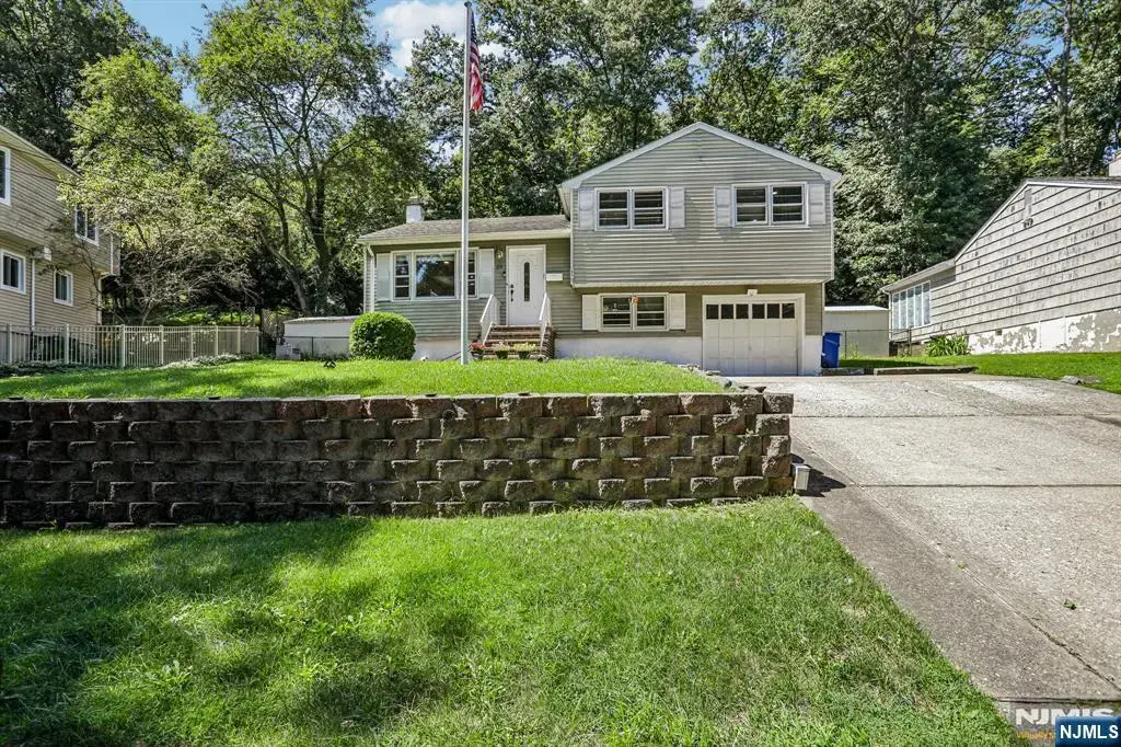 89 Knolls Road, Bloomingdale