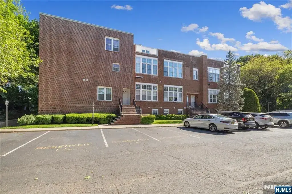 32 Smith 2f, Fair Lawn